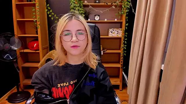 Moon13152 from StripChat