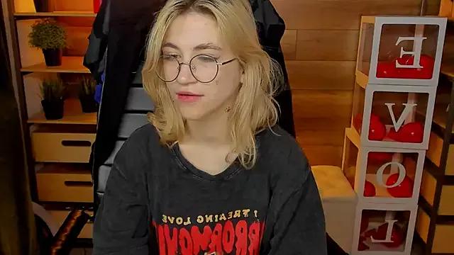 Moon13152 from StripChat