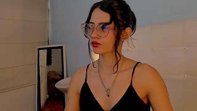 Discover our girls online shows and discover the company of countless livestreamers, with stunning shapes, sex toys and more.