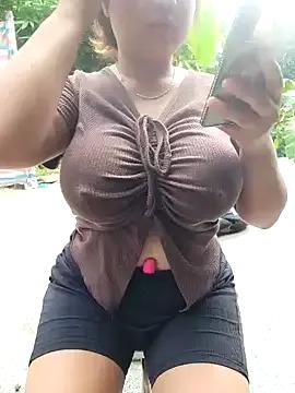 Discover our girls online shows and discover the company of countless livestreamers, with stunning shapes, sex toys and more.