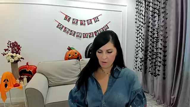 Discover our girls online shows and discover the company of countless livestreamers, with stunning shapes, sex toys and more.