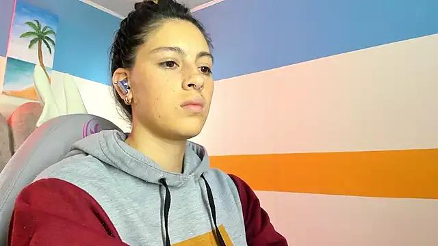 Discover our girls online shows and discover the company of countless livestreamers, with stunning shapes, sex toys and more.