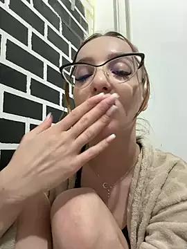 Discover our girls online shows and discover the company of countless livestreamers, with stunning shapes, sex toys and more.
