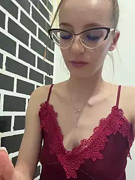 Discover our girls online shows and discover the company of countless livestreamers, with stunning shapes, sex toys and more.