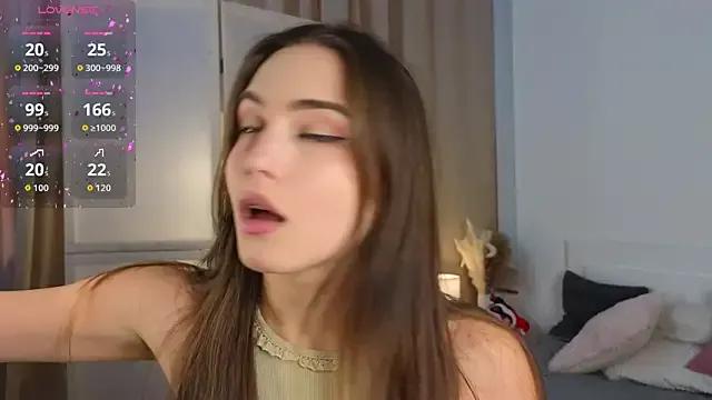 Discover our girls online shows and discover the company of countless livestreamers, with stunning shapes, sex toys and more.