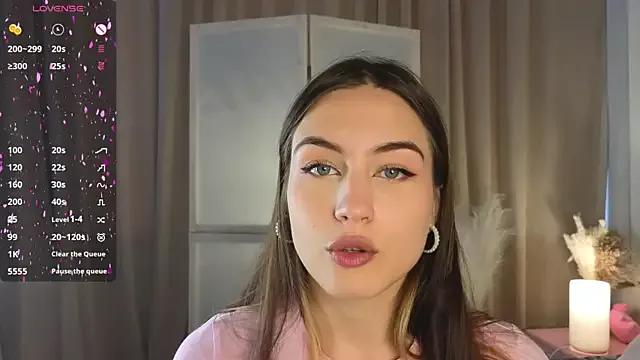 Discover our girls online shows and discover the company of countless livestreamers, with stunning shapes, sex toys and more.