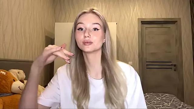 MoonlitCrystalia from StripChat is Freechat