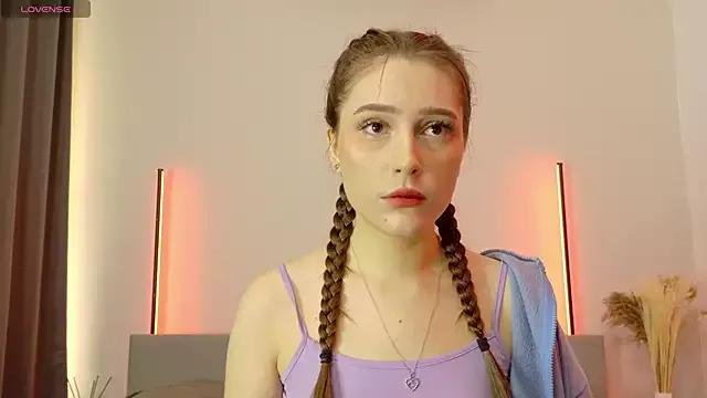 Discover our girls online shows and discover the company of countless livestreamers, with stunning shapes, sex toys and more.