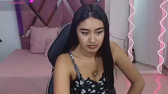 Discover our girls online shows and discover the company of countless livestreamers, with stunning shapes, sex toys and more.