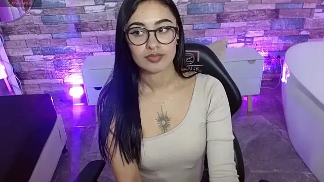 Discover our girls online shows and discover the company of countless livestreamers, with stunning shapes, sex toys and more.