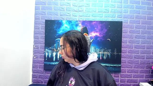 Discover our girls online shows and discover the company of countless livestreamers, with stunning shapes, sex toys and more.
