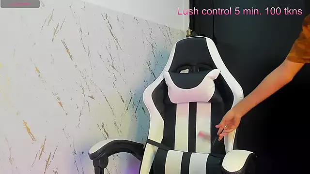 Discover our girls online shows and discover the company of countless livestreamers, with stunning shapes, sex toys and more.