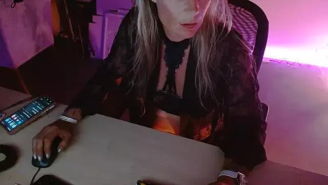 Discover our girls online shows and discover the company of countless livestreamers, with stunning shapes, sex toys and more.