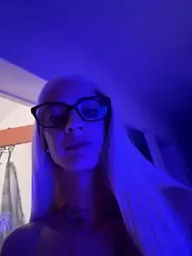 Discover our girls online shows and discover the company of countless livestreamers, with stunning shapes, sex toys and more.
