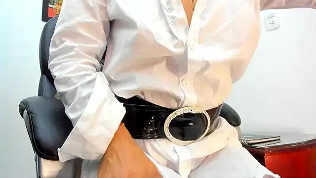 Discover our girls online shows and discover the company of countless livestreamers, with stunning shapes, sex toys and more.