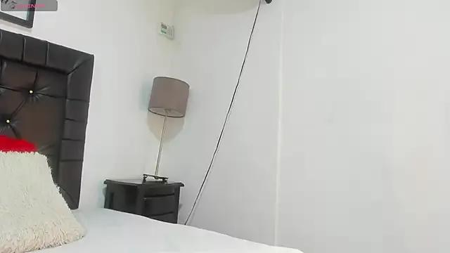 Discover our girls online shows and discover the company of countless livestreamers, with stunning shapes, sex toys and more.