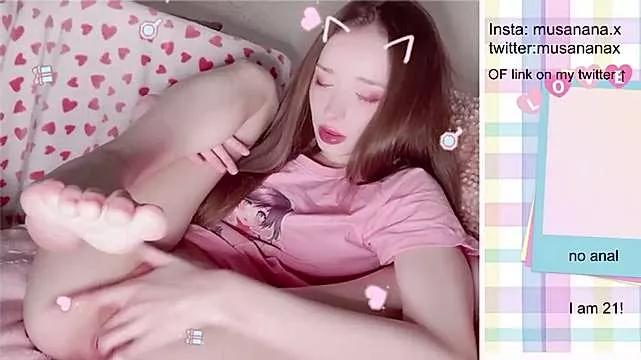 Discover our girls online shows and discover the company of countless livestreamers, with stunning shapes, sex toys and more.