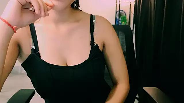 Discover our girls online shows and discover the company of countless livestreamers, with stunning shapes, sex toys and more.
