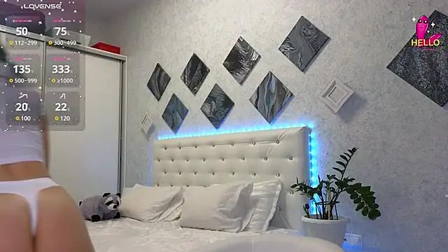 Discover our girls online shows and discover the company of countless livestreamers, with stunning shapes, sex toys and more.