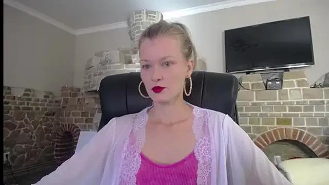 Discover our girls online shows and discover the company of countless livestreamers, with stunning shapes, sex toys and more.