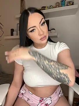 Discover our girls online shows and discover the company of countless livestreamers, with stunning shapes, sex toys and more.