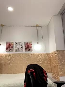 Discover our girls online shows and discover the company of countless livestreamers, with stunning shapes, sex toys and more.