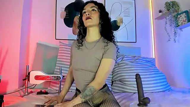 naia_xo from StripChat