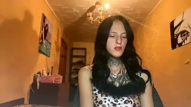 Discover our girls online shows and discover the company of countless livestreamers, with stunning shapes, sex toys and more.