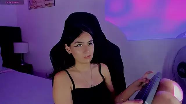 Discover our girls online shows and discover the company of countless livestreamers, with stunning shapes, sex toys and more.
