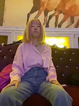 Discover our girls online shows and discover the company of countless livestreamers, with stunning shapes, sex toys and more.