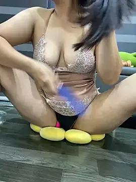 Discover our girls online shows and discover the company of countless livestreamers, with stunning shapes, sex toys and more.
