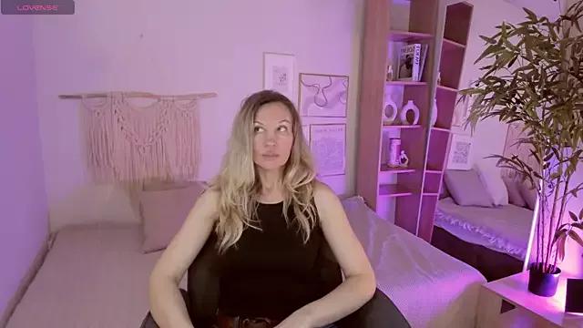 Discover our girls online shows and discover the company of countless livestreamers, with stunning shapes, sex toys and more.
