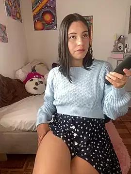 Discover our girls online shows and discover the company of countless livestreamers, with stunning shapes, sex toys and more.