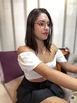 Discover our girls online shows and discover the company of countless livestreamers, with stunning shapes, sex toys and more.