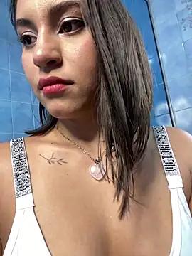 Discover our girls online shows and discover the company of countless livestreamers, with stunning shapes, sex toys and more.