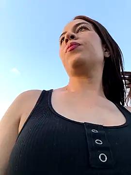 Discover our girls online shows and discover the company of countless livestreamers, with stunning shapes, sex toys and more.