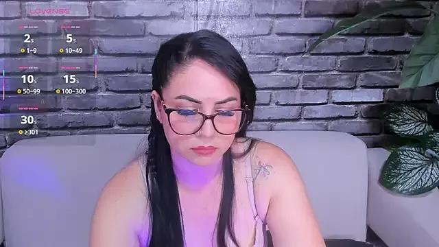 Discover our girls online shows and discover the company of countless livestreamers, with stunning shapes, sex toys and more.