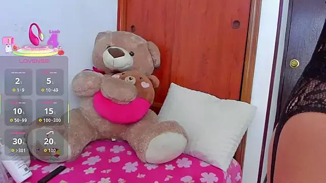 Discover our girls online shows and discover the company of countless livestreamers, with stunning shapes, sex toys and more.