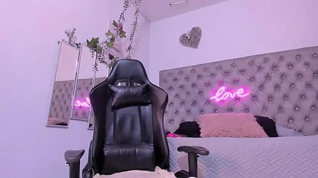 Discover our girls online shows and discover the company of countless livestreamers, with stunning shapes, sex toys and more.