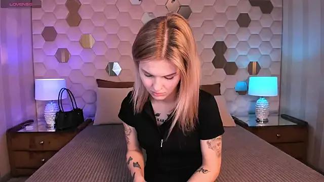 NaomiSol from StripChat is Freechat