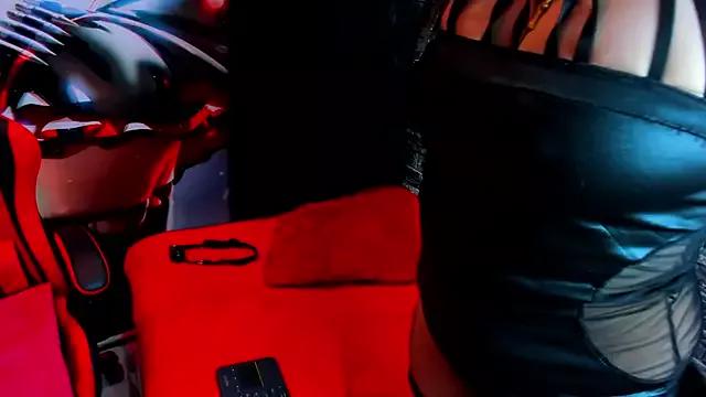 Discover our girls online shows and discover the company of countless livestreamers, with stunning shapes, sex toys and more.