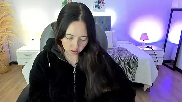 Discover our girls online shows and discover the company of countless livestreamers, with stunning shapes, sex toys and more.