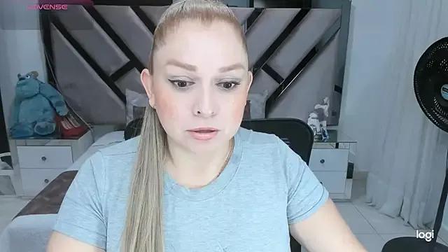 Discover our girls online shows and discover the company of countless livestreamers, with stunning shapes, sex toys and more.
