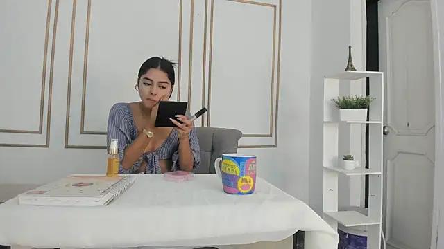 Discover our girls online shows and discover the company of countless livestreamers, with stunning shapes, sex toys and more.