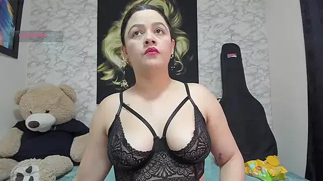 Discover our girls online shows and discover the company of countless livestreamers, with stunning shapes, sex toys and more.