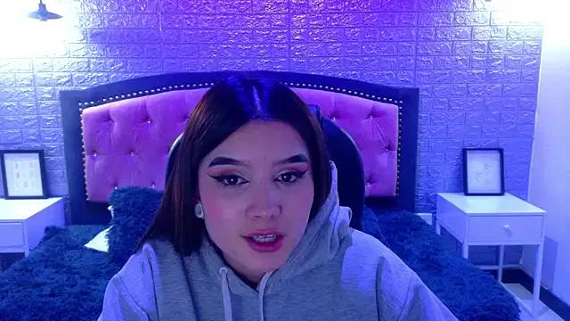 Discover our girls online shows and discover the company of countless livestreamers, with stunning shapes, sex toys and more.