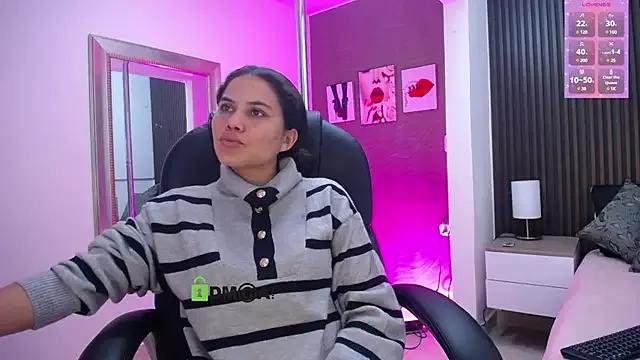 Discover our girls online shows and discover the company of countless livestreamers, with stunning shapes, sex toys and more.