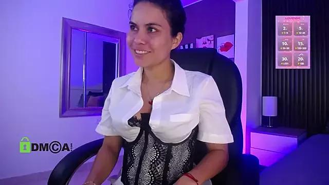 Discover our girls online shows and discover the company of countless livestreamers, with stunning shapes, sex toys and more.