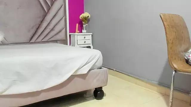 Discover our girls online shows and discover the company of countless livestreamers, with stunning shapes, sex toys and more.