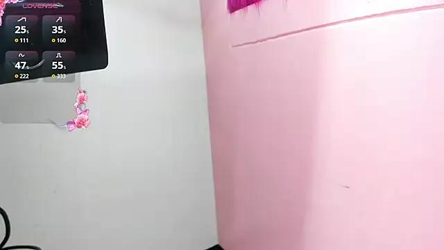 Discover our girls online shows and discover the company of countless livestreamers, with stunning shapes, sex toys and more.